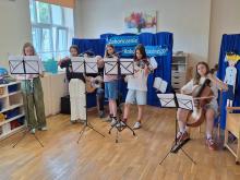 dziewczynki grają na instrumentach