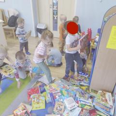 Porządkowanie biblioteczki misia Cukierka