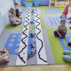 Wykonany przez dzieci szlaczek z kasztanów