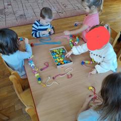 Baimy się nawlekając koraliki 