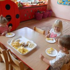 Owocowa uczta - dzieci próbują różnych owoców.