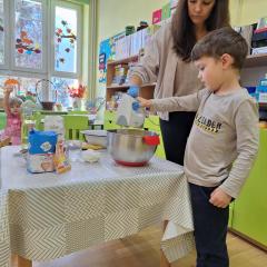 Chłopiec miksuje jajka na puszystą masę