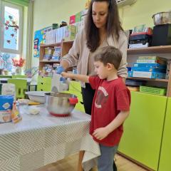 chłopiec miksuje masę na ciasto