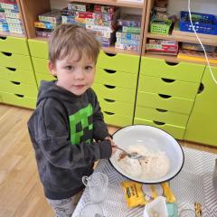 Chłopiec wsypuje cynamon do miski