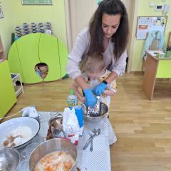 Chłopiec z panią ściera marchewkę na tarce