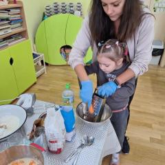 Uczymy się ścierać marchewkę na tarce.