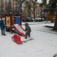 Radosne zabawy na śniegu