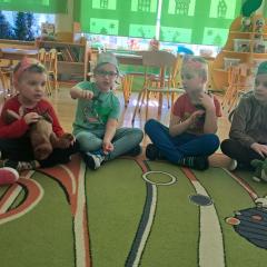 dzieci ze swoimi dinozaurami