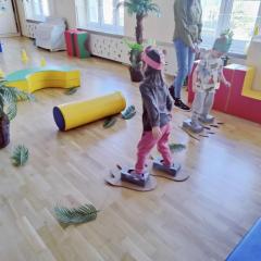 Chodzenie w wielkich łapach dinozaura