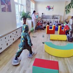 Dzieci bawią się w dinozaury