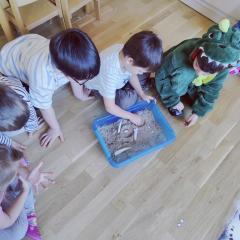 Odkopywanie kości dinozaura