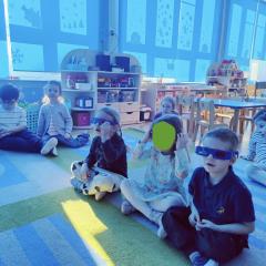 Oglądanie ilustracji dinozaurów w trójwymiarowych okularach