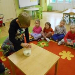 Eksperyment z mlekiem - Marcin miesza olej i mleko