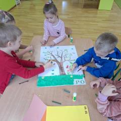 Dzieci przyklejają elementy