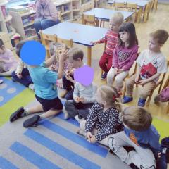 Chłopiec częstuje nas ciasteczkami z Singapuru