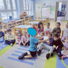 Chłopiec opowiada o podróży do Istambułu i Singapuru