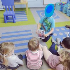 Chłopiec prezentuje zdjęcia z wycieczki