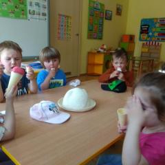 Biedronki jedzą lody