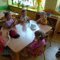 Dzieci jedzą lody