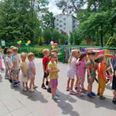 Żabki w kolejce po lody