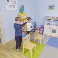 Zabawa w karmienie kotka