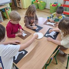 dzieci wykonują pracę plastyczną