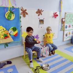   Chłopiec opowiada jak opiekuje się swoimi psami