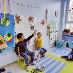 Chłopiec opowiada prezentuje szczotkę do sierści psów