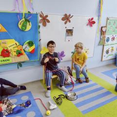   Chłopiec prezentuje smycz