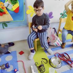 Chłopiec prowadzi zajęcia o psach