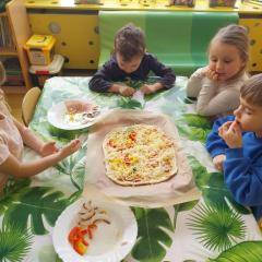 Dzieci podziwiają swoją pizzę