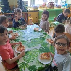 Pizza wszystkim bardzo smakuje.