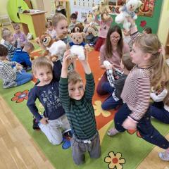 dzieci prezentują zabandażowane misie.