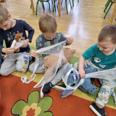 dzieci uczą się bandażować