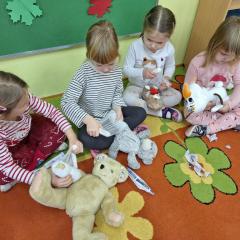 dziewczynki bandażują swoje maskotki