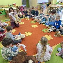 Mama pokazuje nam jak bandażować