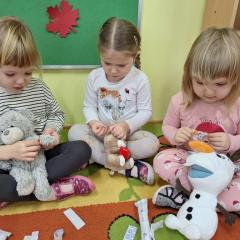 przyklejamy plasterki naszym misiom