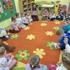 słuchamy jaką książkę przeczyta nam mama jednej z naszych koleżanek