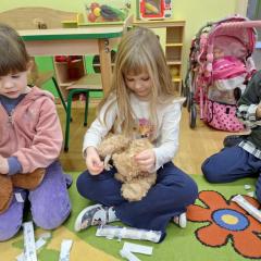 uczymy się naklejać plasterki