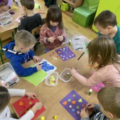 wykonujemy pracę plastyczną przy stoliku