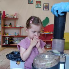 Maja zaraz też wrzuci jabłka do sokowirówki