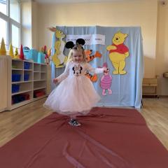 Dziewczynka prezentuje strój Myszki Minnie