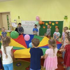 Dzieci odbijają balony na chuście animacyjnej