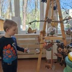 Chłopiec ogląda swoją pracę wykonaną na konkurs