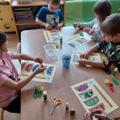 Wyklejamy owoce w koszykach