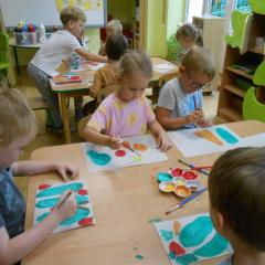 Dzieci malują owoce i warzywa