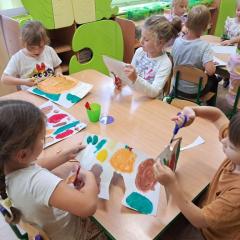 Dzieci wycinają namalowane prze siebie owoce i warzywa