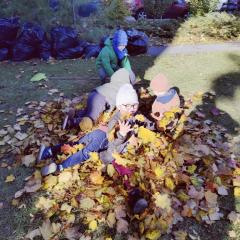 Dzieci zakopują się w liściach