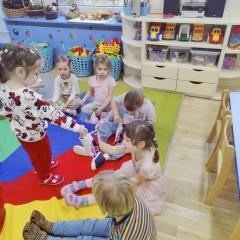 Dziewczynka rozdaje urodzinowe smakołyki