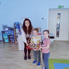 Żabki wraz ze swoją Panią częstują nas marchewkowym ciastem